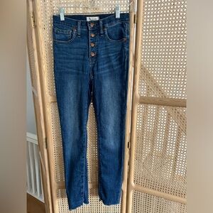 Madewell 9” mid-rise skinny. Button front, raw hem. 24” waist, 28” inseam.